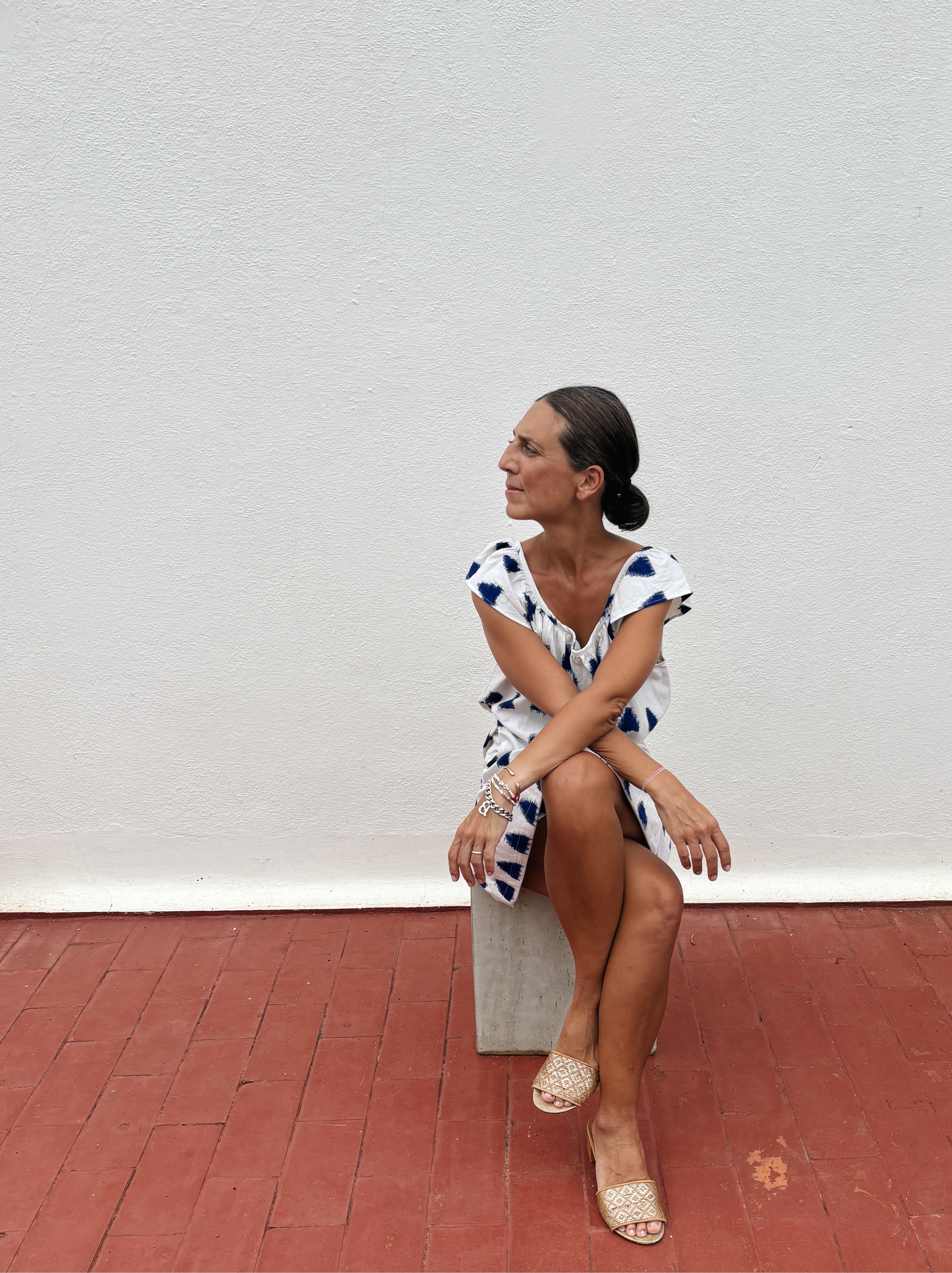 Short frill dress white blue triangle ikat