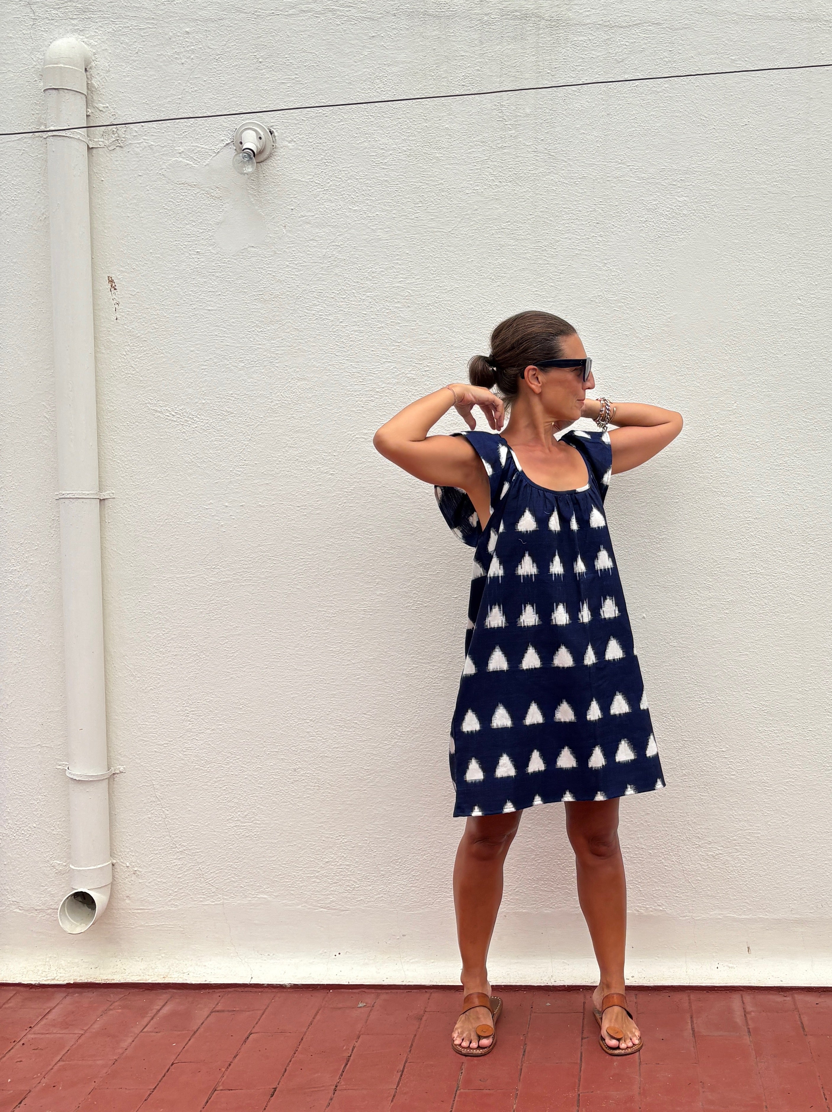 Short frill dress blue white triangle ikat