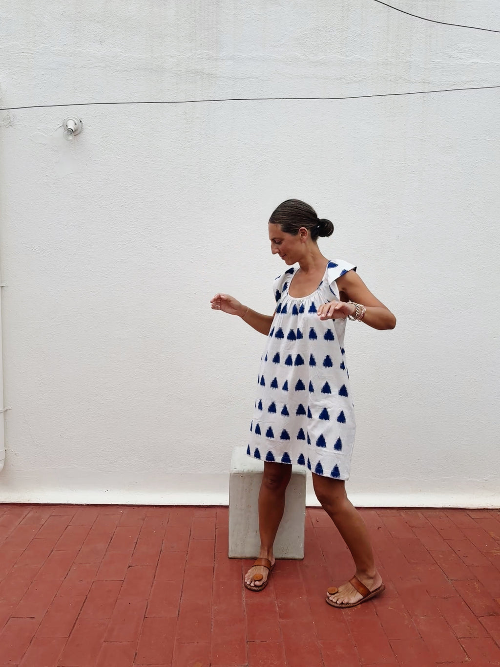 Short frill dress white blue triangle ikat