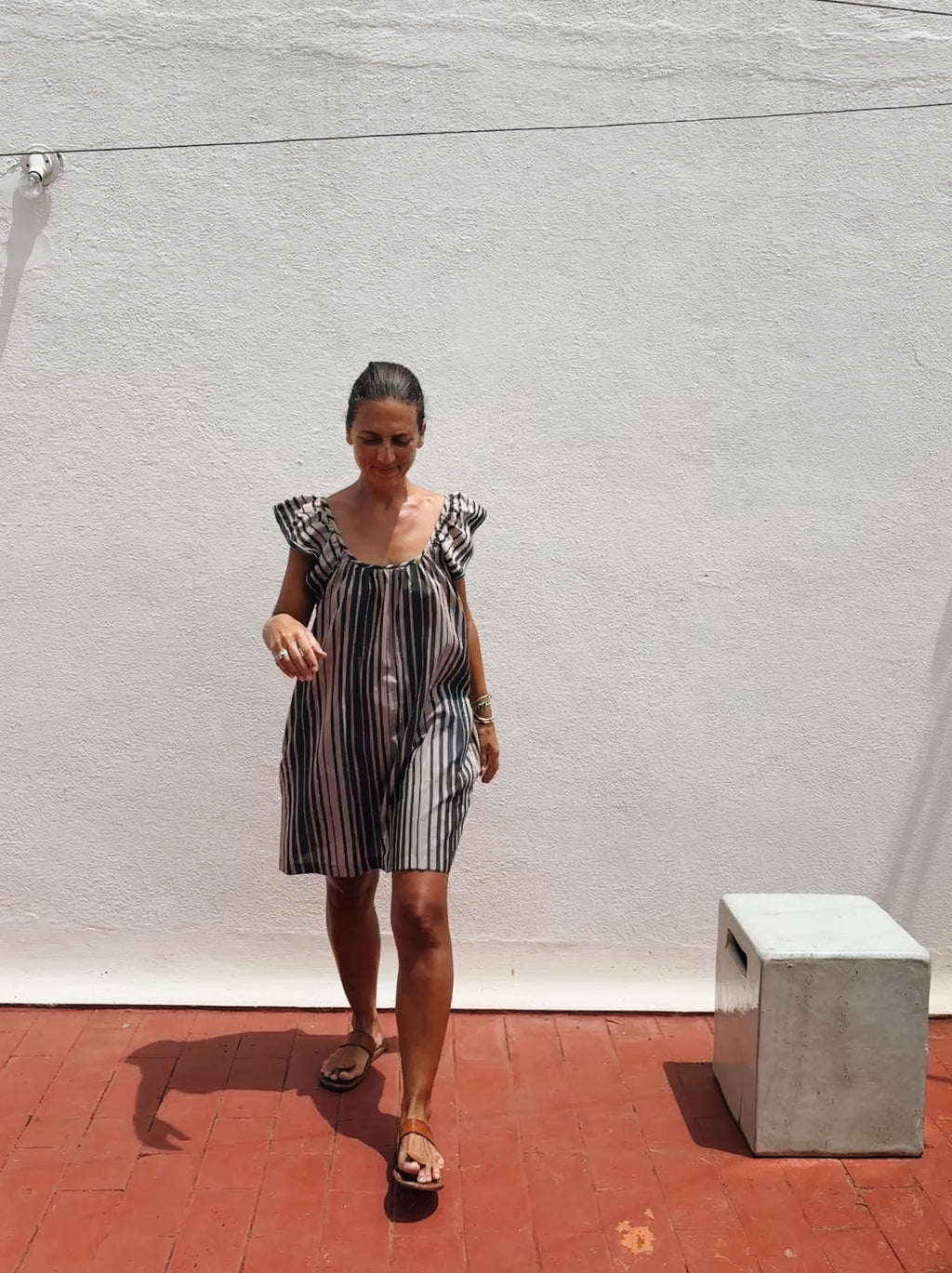 Short frill dress black/beige handloom