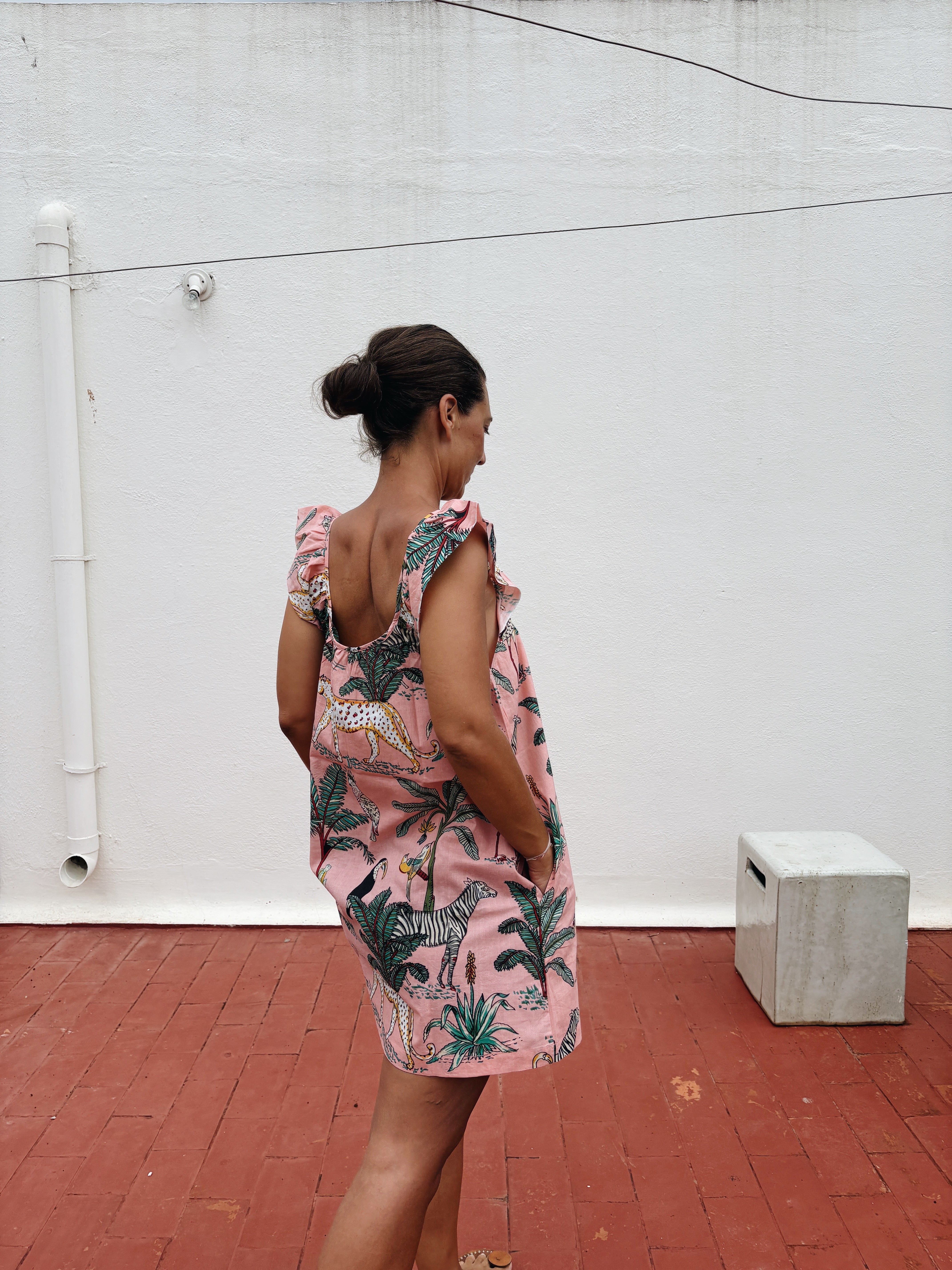 Short frill dress animal screen print