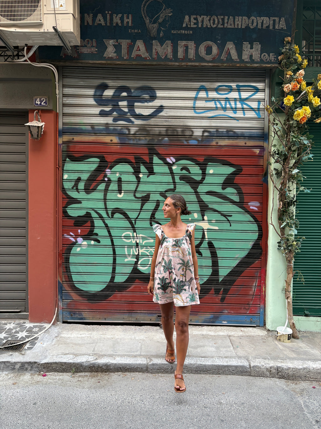 Short frill dress animal screen print